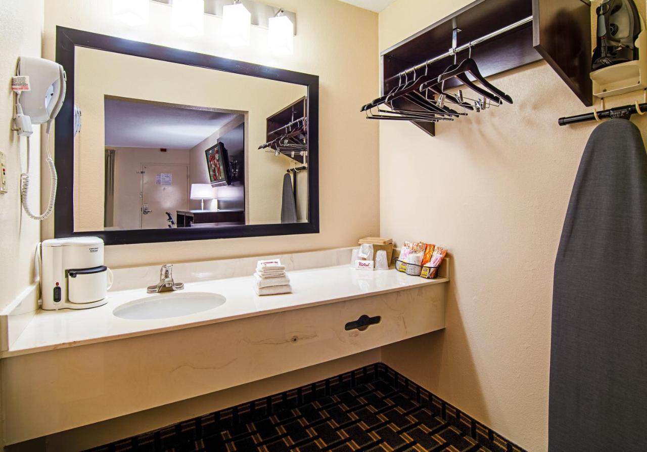 Red Roof Inn & Suites Greenwood, Sc Bagian luar foto