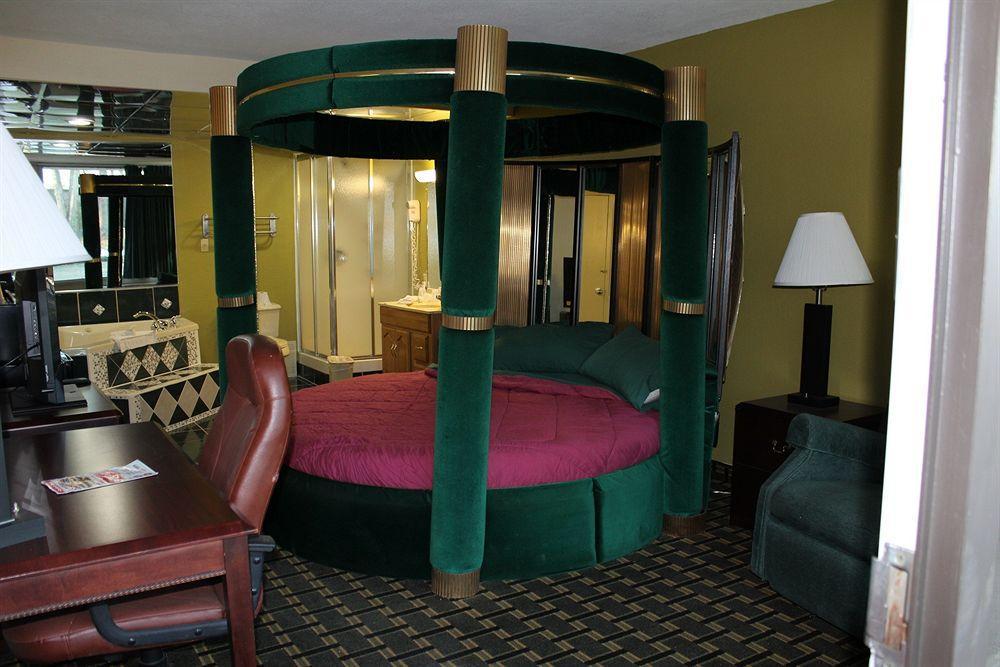 Red Roof Inn & Suites Greenwood, Sc Bagian luar foto