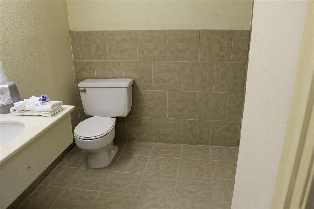 Red Roof Inn & Suites Greenwood, Sc Bagian luar foto