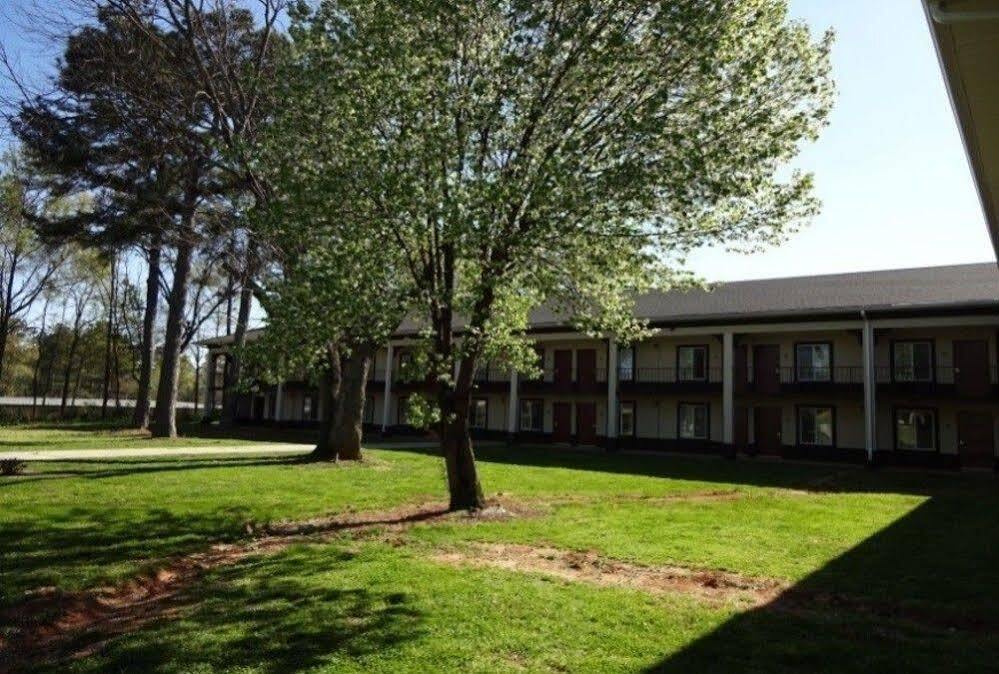 Red Roof Inn & Suites Greenwood, Sc Bagian luar foto